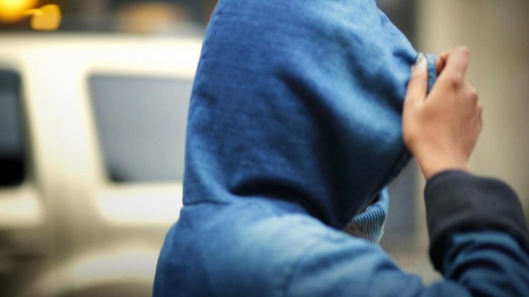 instructions to style a hoodie