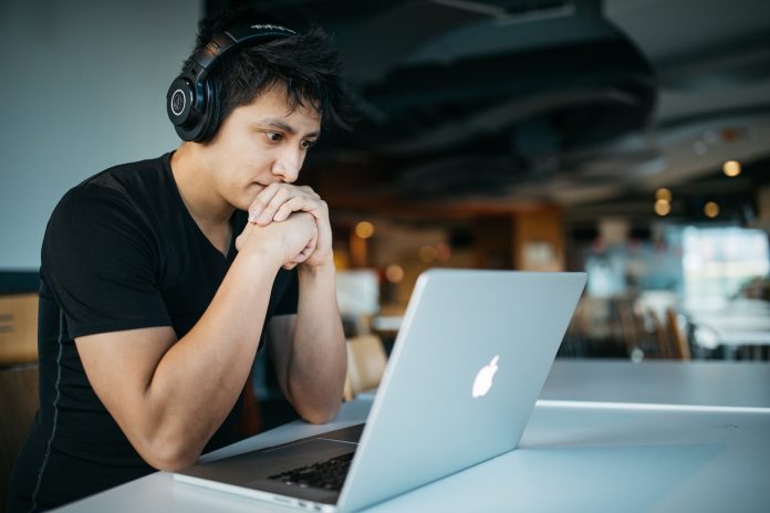 Online Learning: Pros and Cons