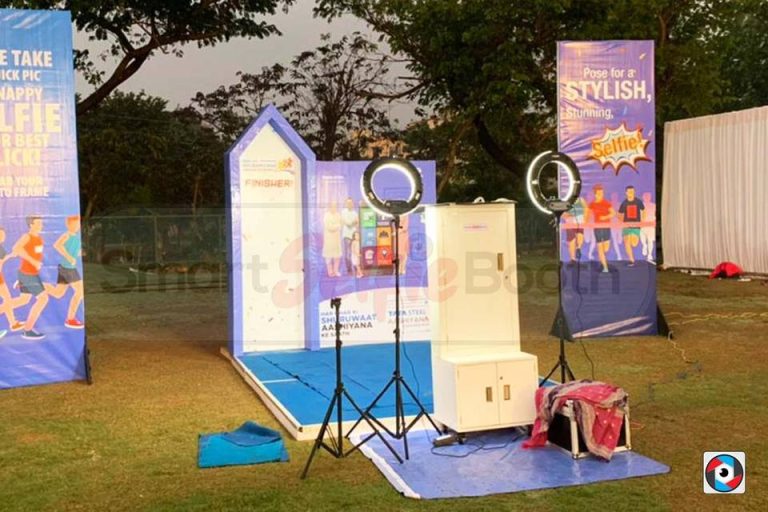 <strong>A Photo Booth Rental Adds a Classic Touch to an Ordinary Event</strong>